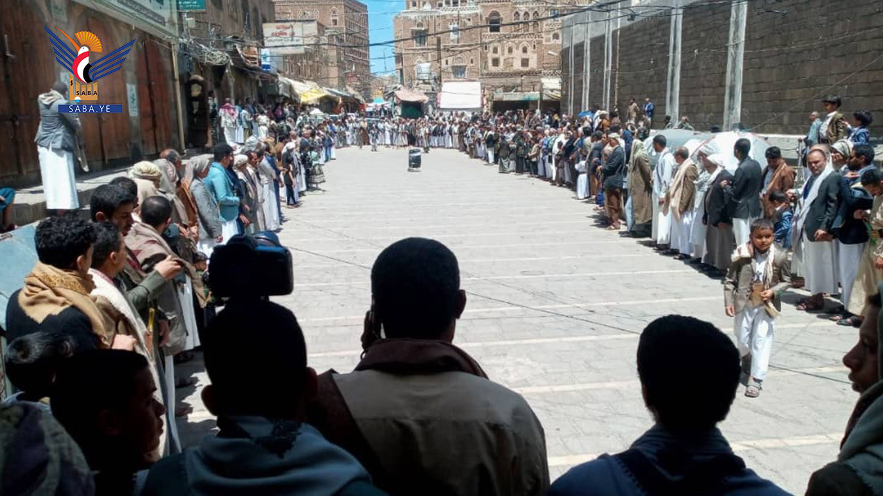 وقفات حاشدة بالأمانة تنديداً باستمرار العدو في ارتكاب الجرائم بحق الفلسطينين