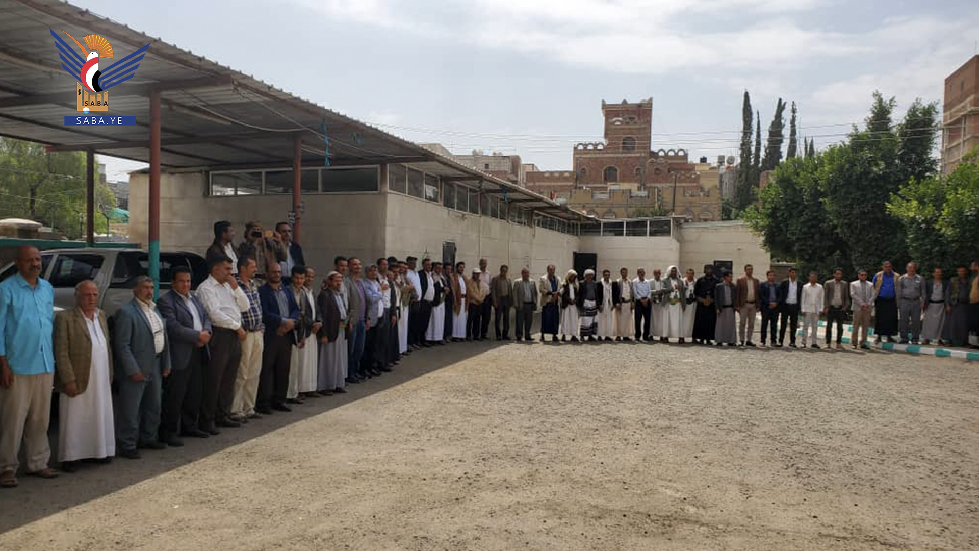 وقفة لموظفي فرع هيئة الأراضي في أمانة العاصمة تفويضاً لقائد الثورة