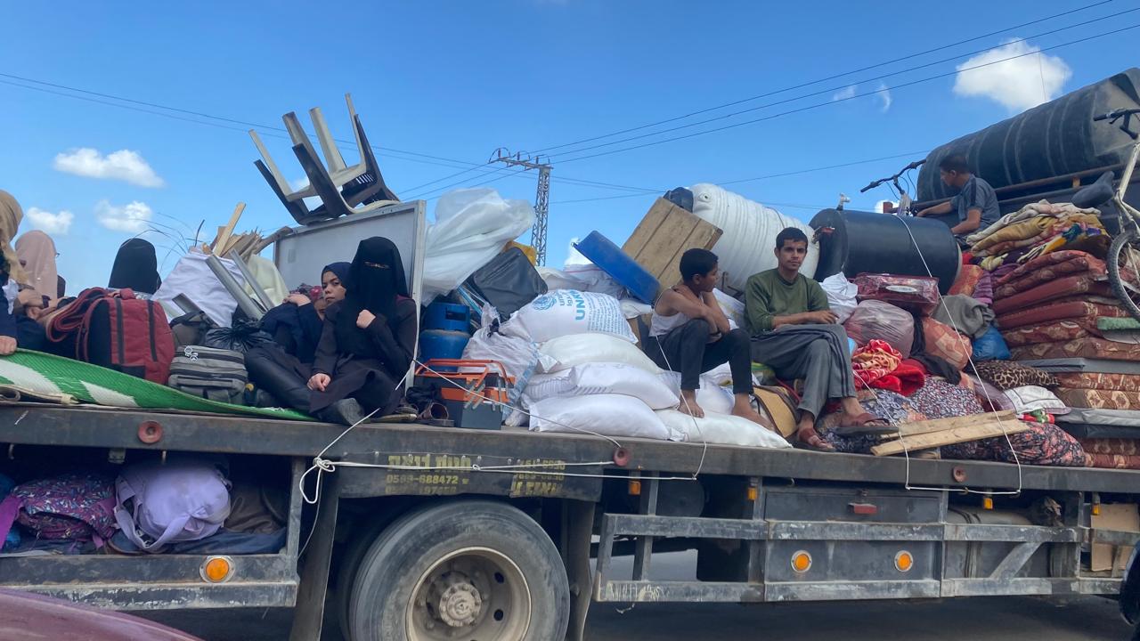 العدو الإسرائيلي يجبر الفلسطينيين على النزوح قسرا من حي السلطان غرب رفح