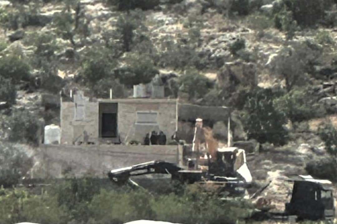 قوات العدو الإسرائيلي تشرع بهدم منزل شرق بلدة إذنا غرب الخليل