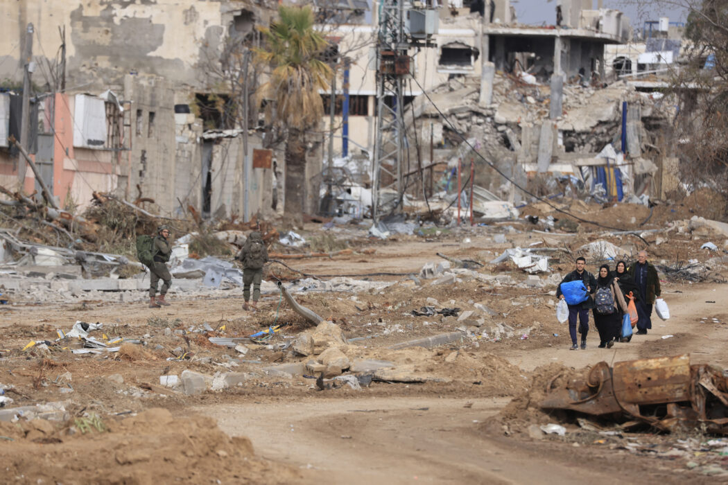 العدو يجبر الفلسطينيين إخلاء أجزاء واسعة من الأحياء الشرقية لخان يونس