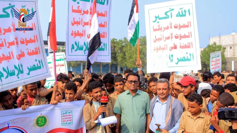 الحديدة.. مسيرة طلابية في الحوك تضامناً مع فلسطين واحتفاءً بثورة 21 سبتمبر