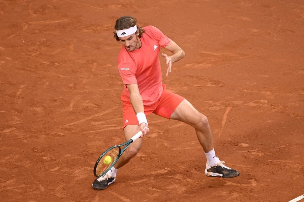  تأهل اليوناني تسيتسيباس إلى ربع نهائي دورة برشلونة للتنس