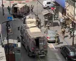 قوات العدو الإسرائيلي تعتقل 5 فلسطينيين في الخليل وتقتحم  مناطق في نابلس وبيت لحم والقدس