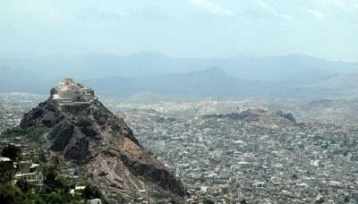 السلطة المحلية بتعز تُدين جريمة إقدام العدو السعودي وأدواته بإغلاق منفذ جولة القصر