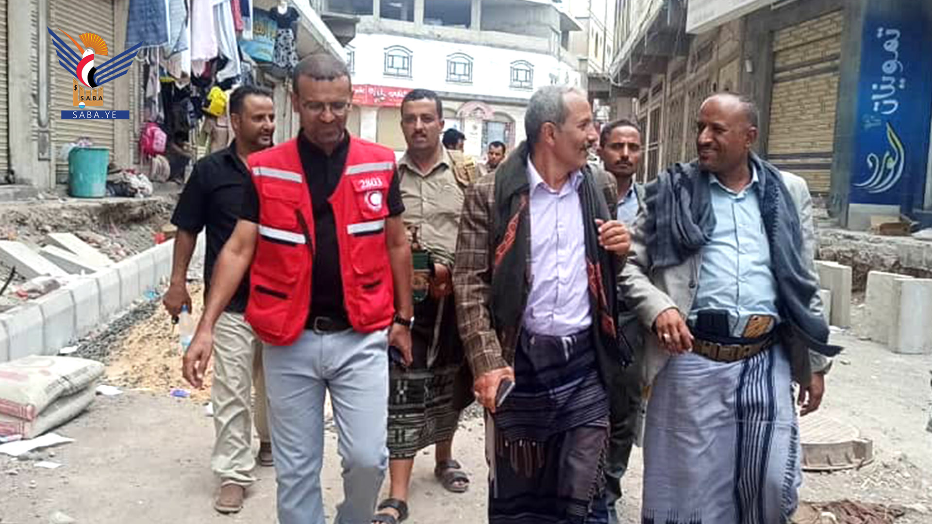 الشغدري يتفقد سير العمل في مشروع رصف شارع الدلة بمدينة دمت