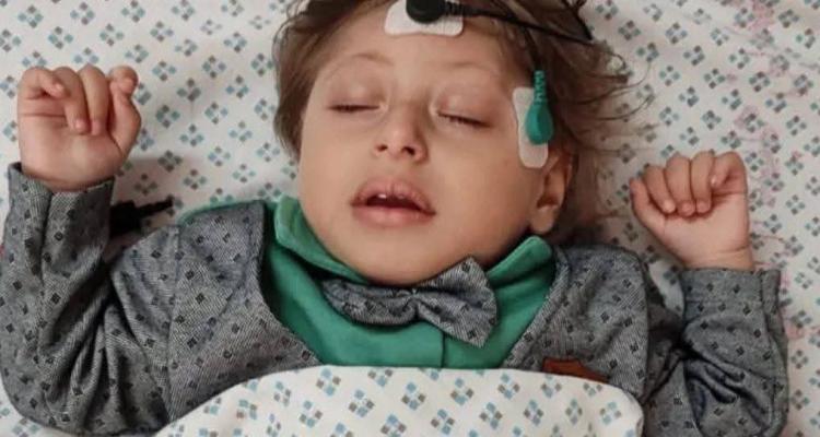 طفولة معلّقة على الانتظار في غزة.. "تيم خير الدين" يصارع الزمن بحثًا عن فرصة للعلاج