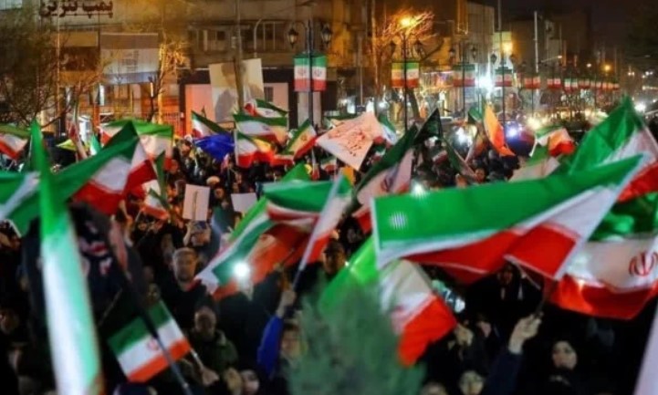مظاهرات ليلية حاشدة في طهران رفضاً للعدوان ودعماً للقوات المسلحة الإيرانية وقائد الثورة