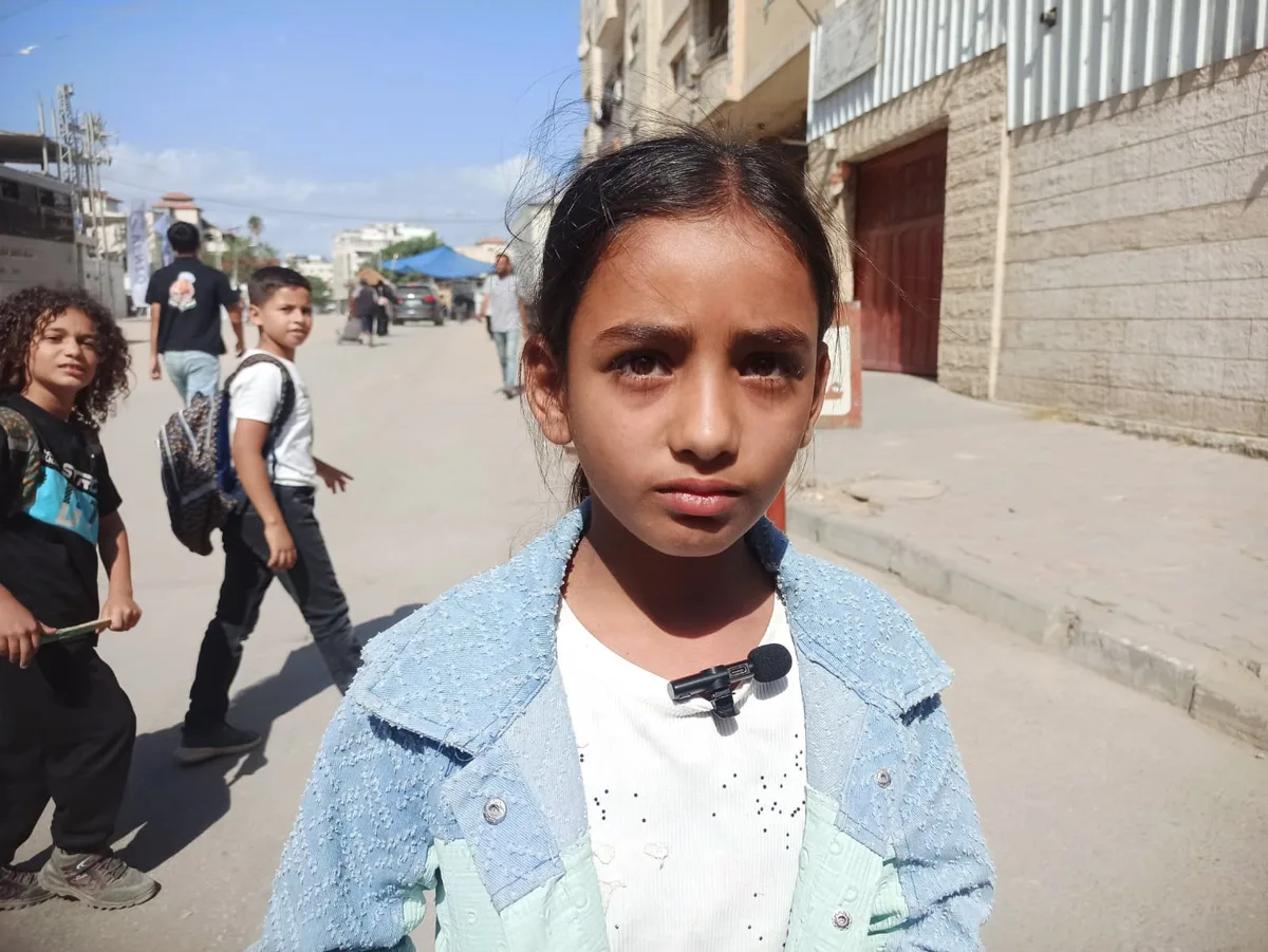 "لميس" من بيت لاهيا تبحث عن والدها المفقود بين صور الأسرى أمام الصليب الأحمر