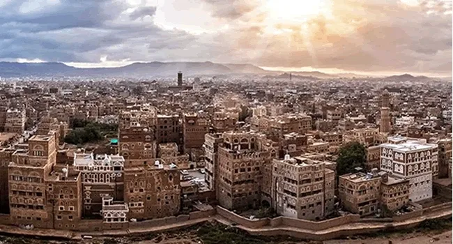 السلطة المحلية بالأمانة تدين جريمة استهداف العدو السعودي لمنزل مواطن في حي عصر