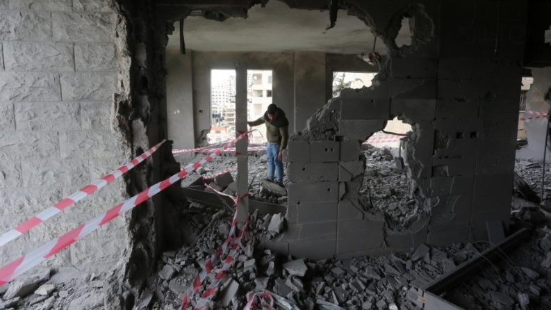 العدو الإسرائيلي يفجر منزلا في حي أبو كتيلة بالخليل