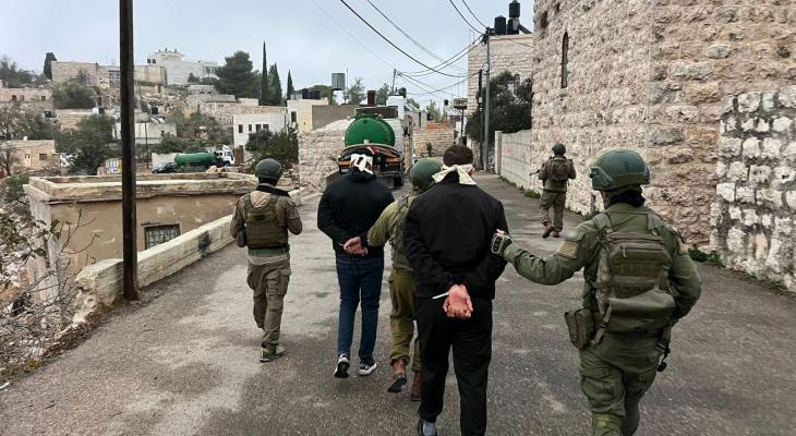العدو الاسرائيلي يشن حملة اعتقالات ومداهمات في الضفة الغربية