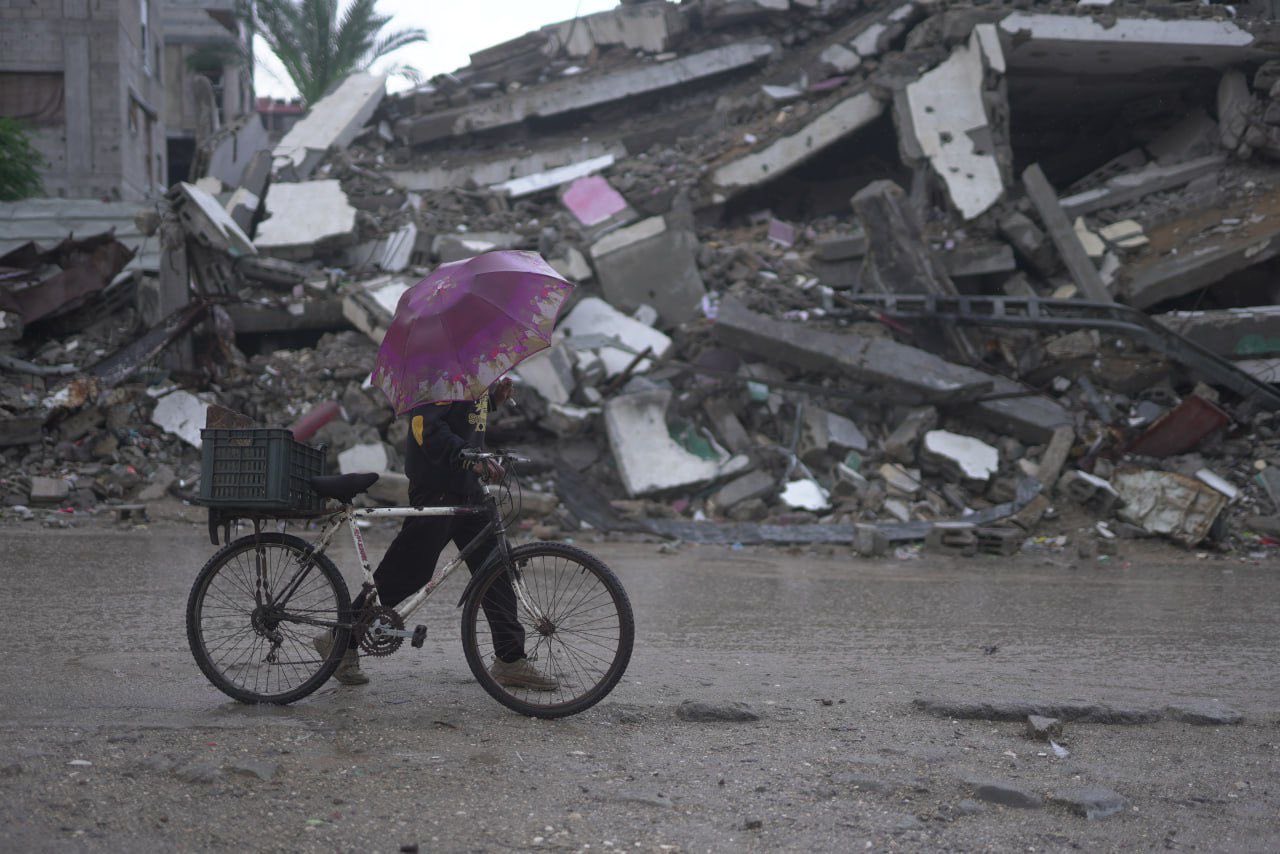 الأمم المتحدة تحذّر من انخفاض درجات الحرارة والأمطار الغزيرة التي تواجهها العائلات في غزة