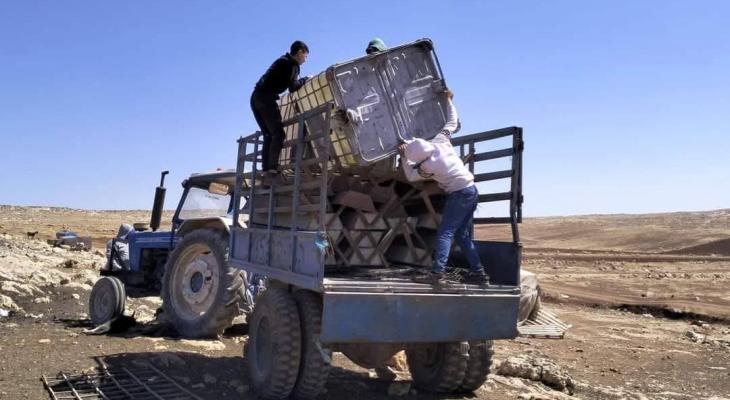 اعتداءات المستوطنين تدفع ست عائلات فلسطينية على الرحيل من خربة سمرة بالأغوار
