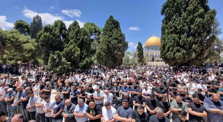 عشرات آلاف الفلسطينيين يؤدون صلاة الجمعة في المسجد الأقصى المبارك