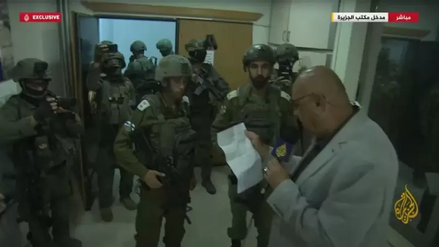 العدو الإسرائيلي يقتحم مكتب قناة الجزيرة برام الله ويجدد إغلاقه 60 يوما