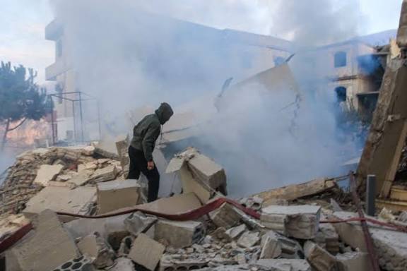 قوات العدو الاسرائيلي تتوغل جنوبي لبنان وتفجّر مبنى غرب مدينة الخيام