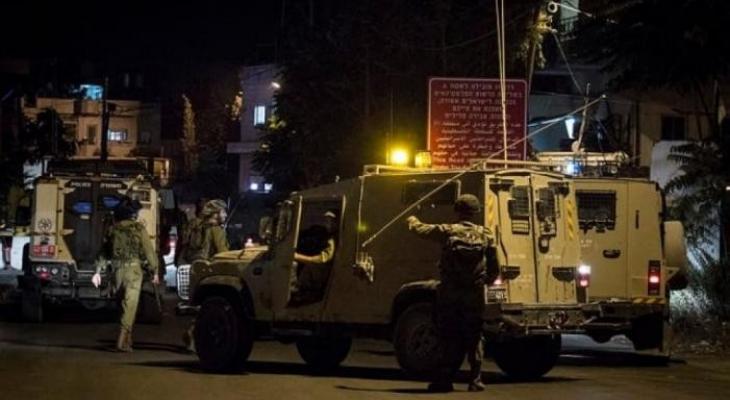 قوات العدو الإسرائيلي تقتحم مدينة جنين وتحطم عربات تجارية