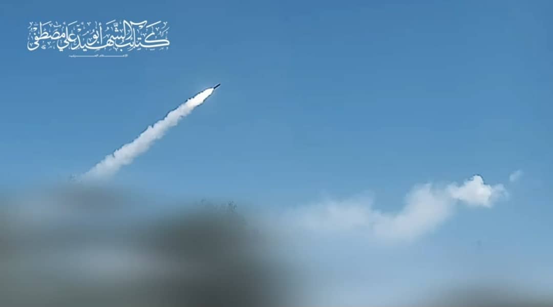 كتائب "مصطفى" تنشر مشاهداً لاستهدافها تجمعات قوات العدو الصهيوني برشقات صاروخية بغزة