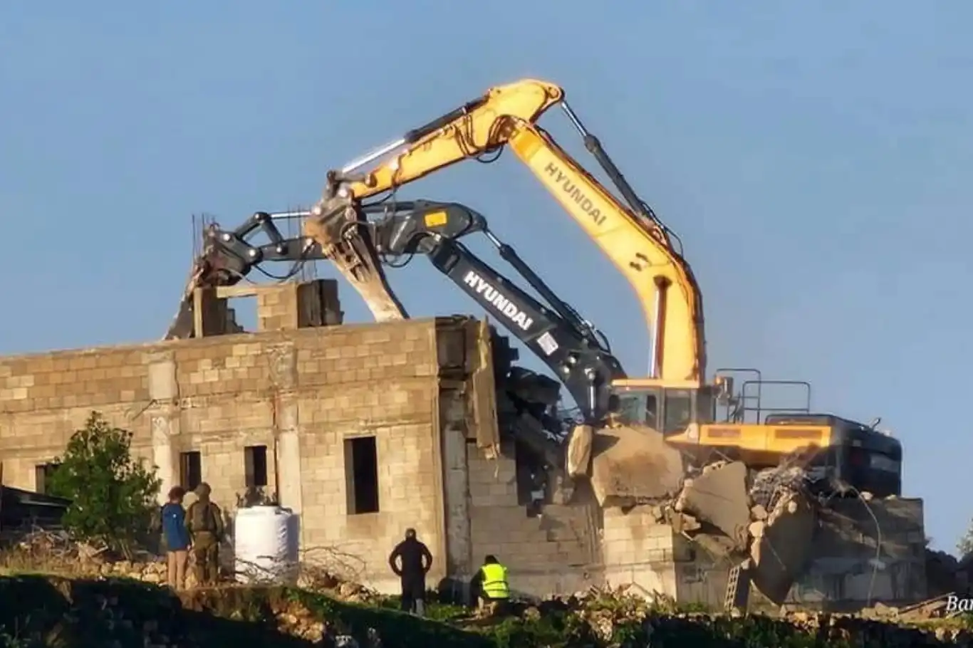 العدو الصهيوني يهدم منزلا وحظيرة أغنام وينصب حاجزا في أريحا