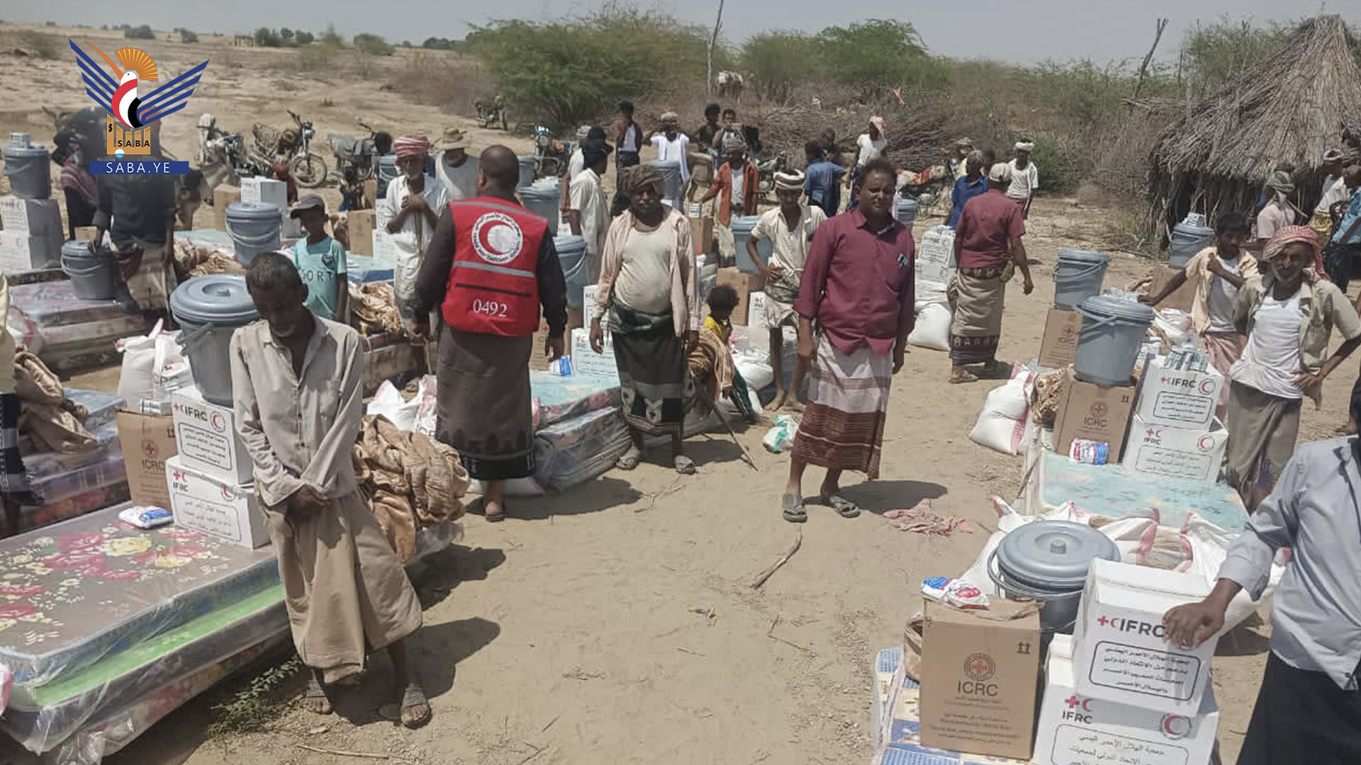 الهلال الأحمر يوزّع مساعدات على 36 أسرة متضررة من السيول والحرائق في الحديدة