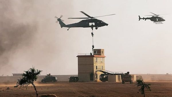 سوريا: التحالف الدولي و"قسد" ينفذان إنزالين جويين شرق دير الزور سوريا: التحالف الدولي و"قسد" ينفذان إنزالين جويين شرق دير الزور