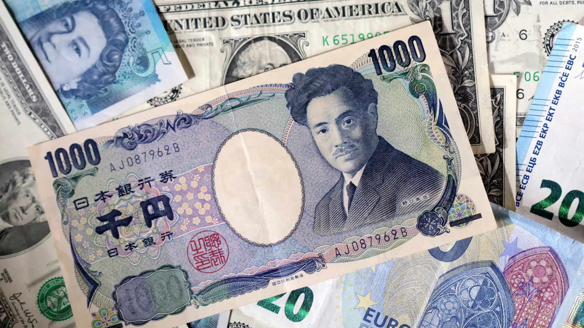 الين يقترب من مستوى قياسي منخفض بسبب الموقف الحذر لبنك اليابان رغم تحذيرات التدخل