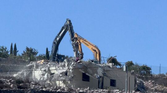 العدو الصهيوني يُجبر مقدسية على هدم منزلها ذاتيًا في جبل المكبر العدو الصهيوني يُجبر مقدسية على هدم منزلها ذاتيًا في جبل المكبر