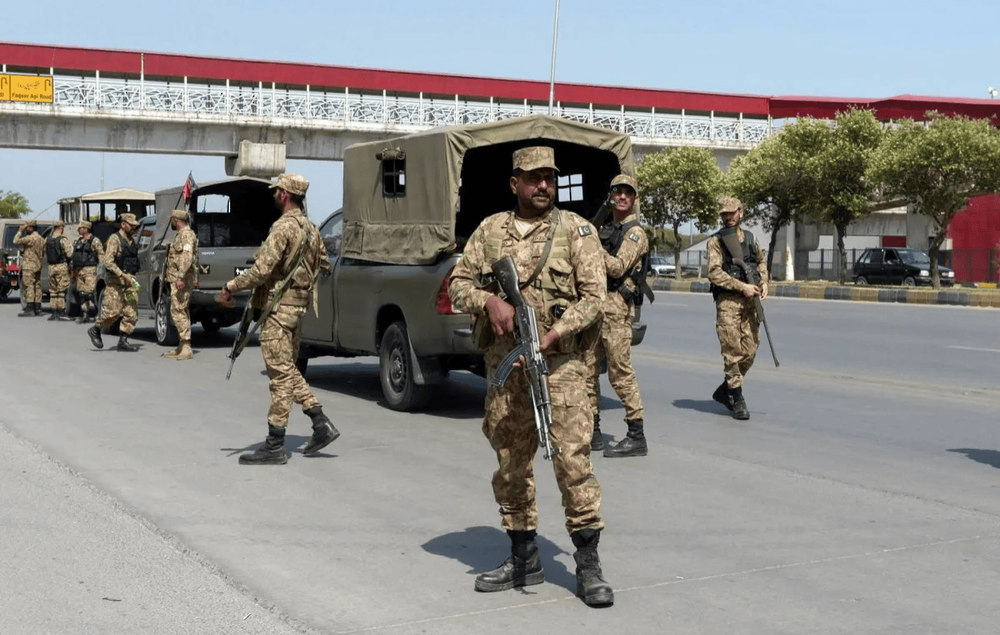 الجيش الباكستاني:مقتل خمسة جنود وسبعة مسلحين في اشتباكات جنوب غرب البلاد 