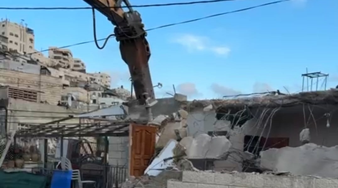 بحجة البناء دون ترخيص ..العدو الصهيوني يُجبر فلسطينيا على هدم منزله ببلدة سلوان