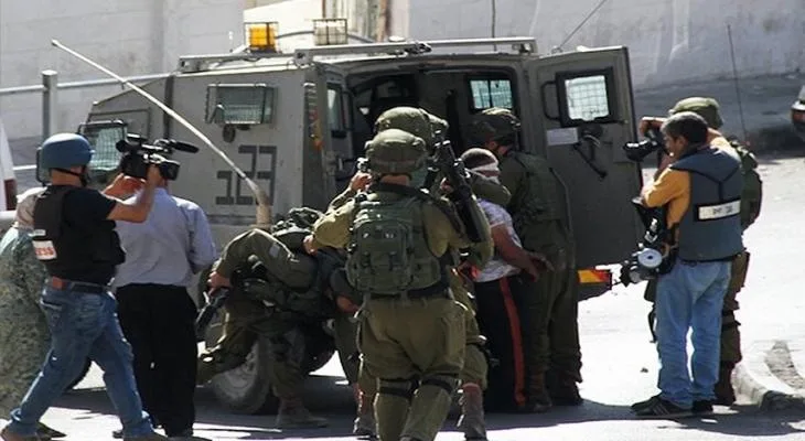 العدو الإسرائيلي يعتقل ويحتجز 3 شبان فلسطينيين غرب رام الله وشرق قلقيلية ويقتحم بلدة الخضر