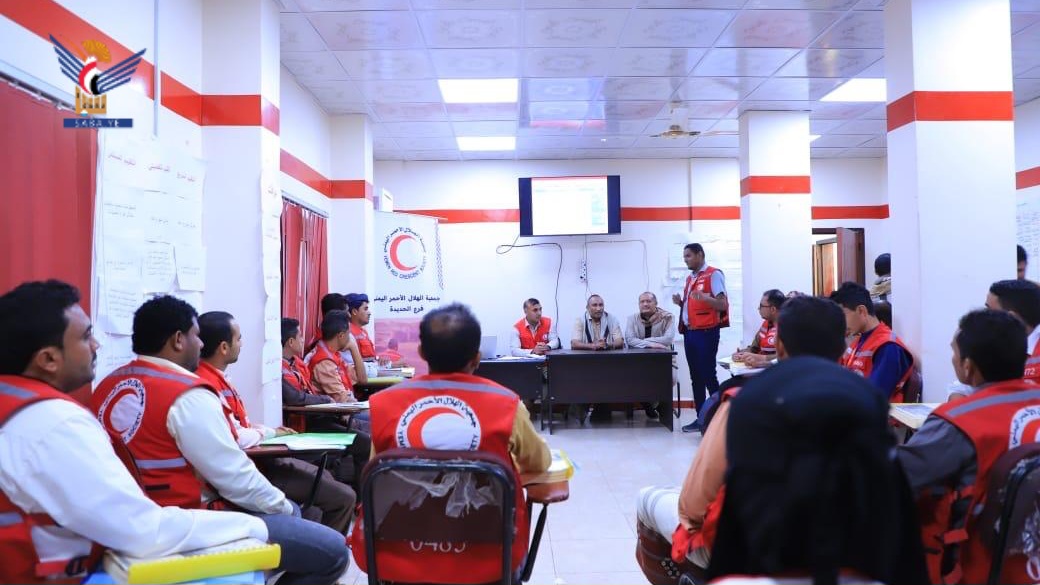 محافظ الحديدة يطّلّع على البرامج التدريبية في فرع جمعية الهلال الأحمر