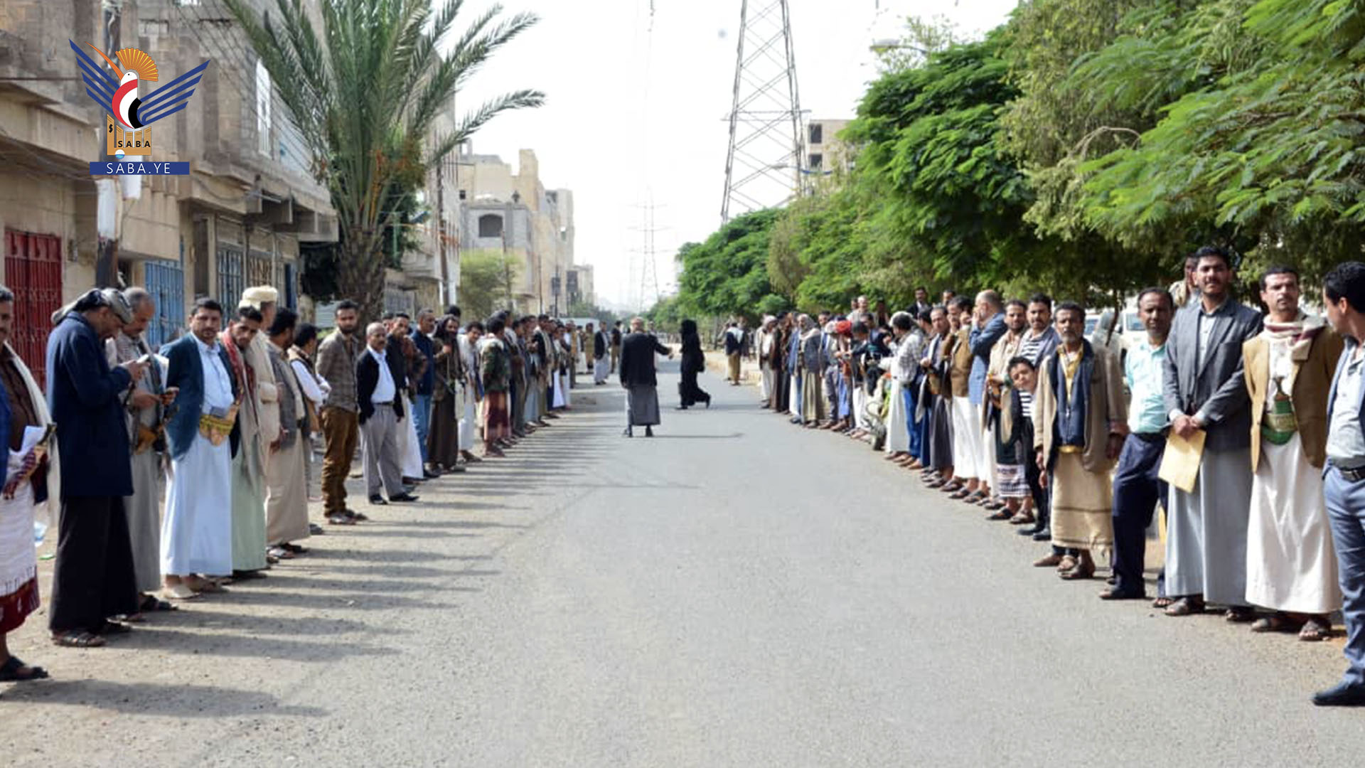 وقفة لموظفي محافظة صنعاء تفويضا لقائد الثورة ومباركة بالإنجاز الأمني