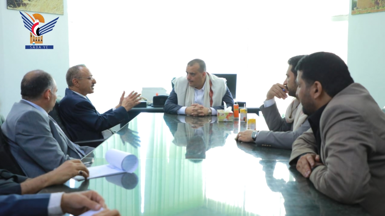 القائم بأعمال وزير الاقتصاد يطّلع على الانضباط الوظيفي بمؤسسة الاسمنت والشركة اليمنية الكويتية