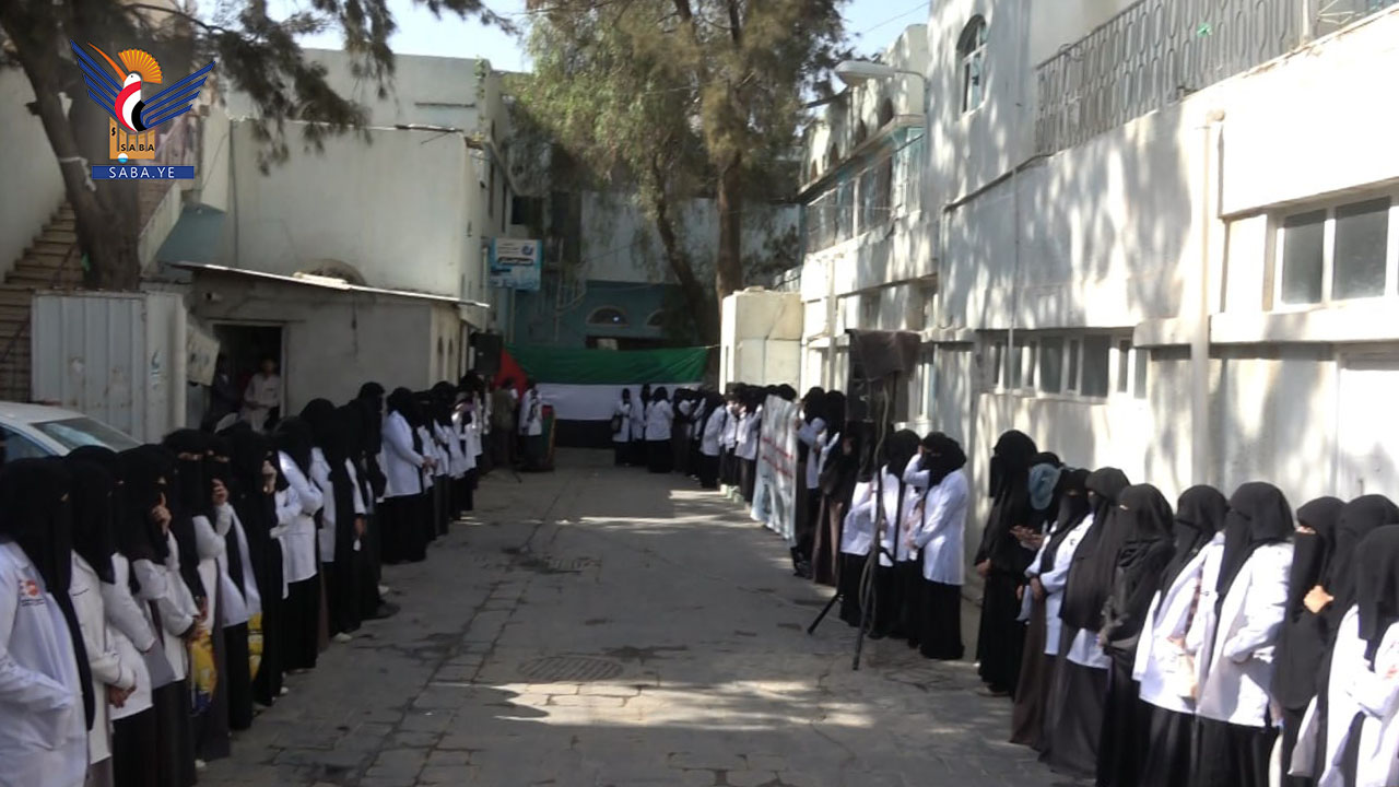 وقفة بمستشفى عمران العام للأمومة والطفولة تضامناً مع غزة