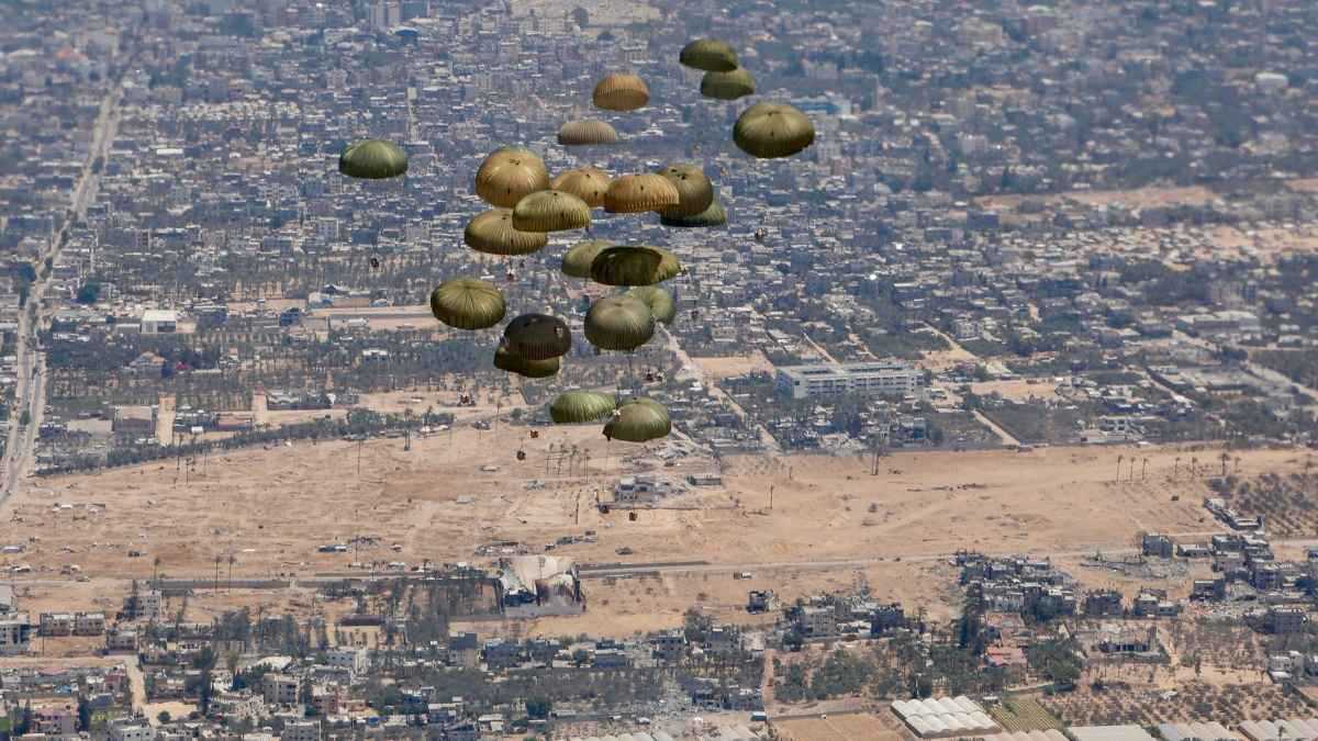 "أونروا”: إنزال المساعدات جواً مكلف وخطير ويشتت الانتباه عن الحل الحقيقي بفتح معابر غزة