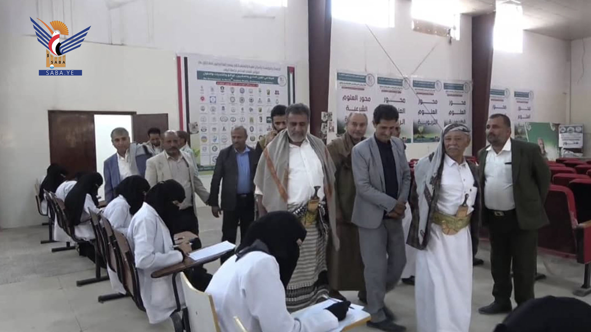 محافظ البيضاء يتفقد سير الاختبارات في الجامعة  