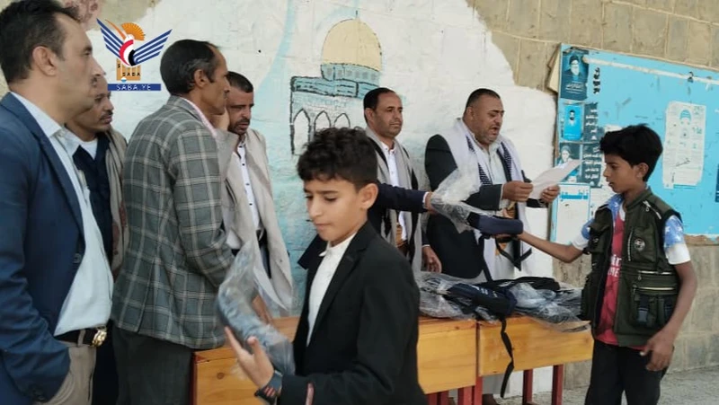 فرع الاتصالات بحجة يدشن مشروع توزيع الحقيبة المدرسية