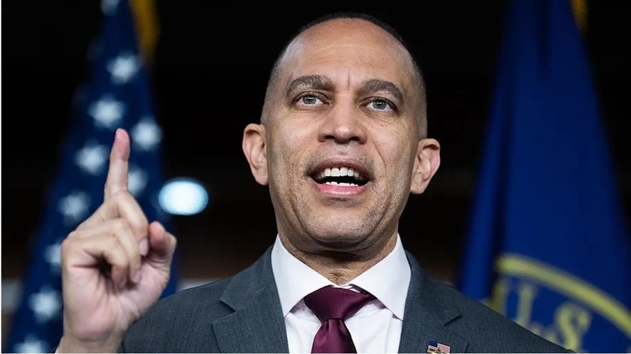 زعيم الديمقراطيين يشن هجوما على ترامب ويطالب بتغيير النظام 