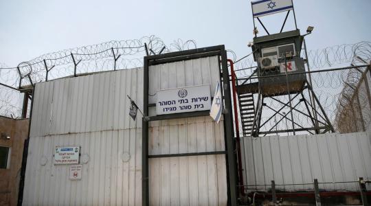 مركز حقوقي: العدو الاسرائيلي يمعن في التضييق على الأسرى بالسجون