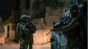 إصابة فلسطيني برصاص العدو الصهيوني واعتقال أمين سر حركة فتح وشقيقه في مخيم عسكر بنابلس