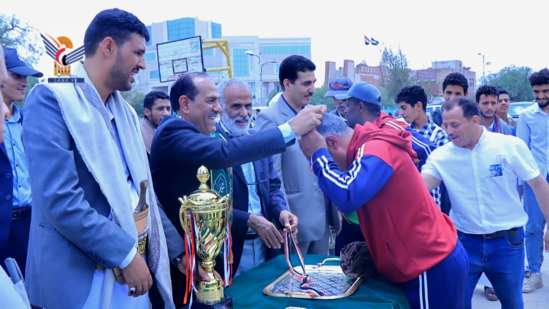 تكريم الفائزين بكأسي الطائرة والطاولة بجامعة صنعاء