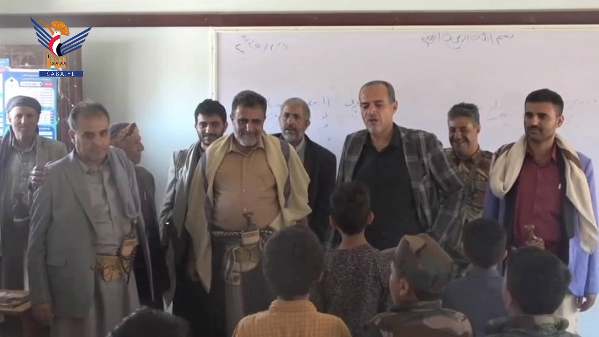 محافظ البيضاء يتفقد أنشطة الدورات الصيفية في مدينة رداع والعرش