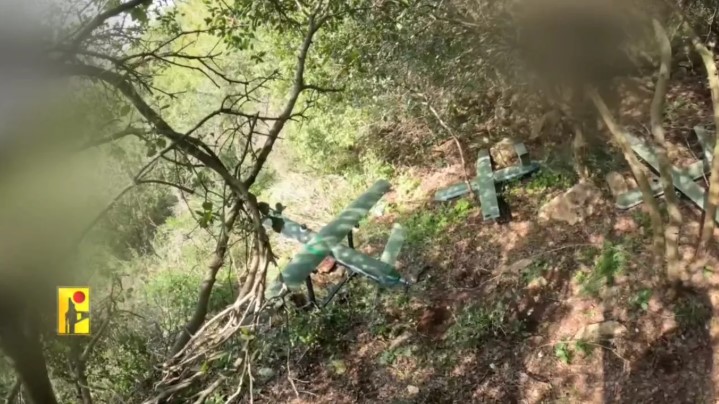 المقاومة اللبنانية تستهدف منظومة دفاعات جوية وموقعين وبنى تحتية وجرافة وتجمعين وقوة للجيش الصهيوني