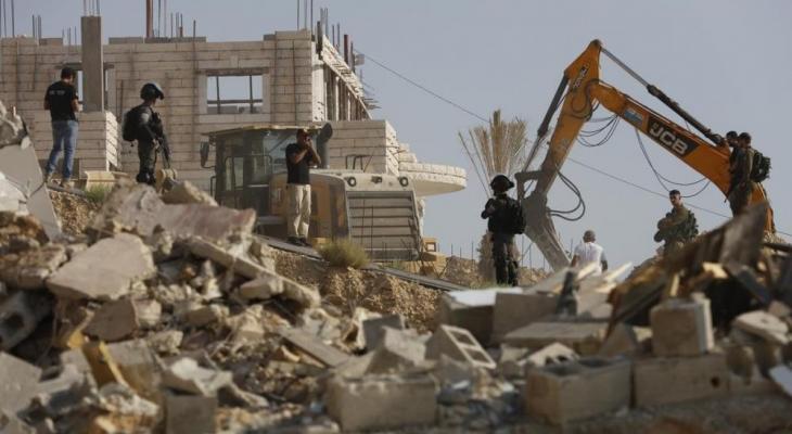 قوات العدو الإسرائيلي تخطر بوقف بناء منازل في بيت لحم