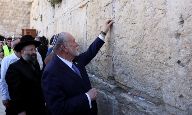 سفير واشنطن في "إسرائيل" يؤدي صلاة في حائط البراق ويتلو دعاء كتبه ترامب