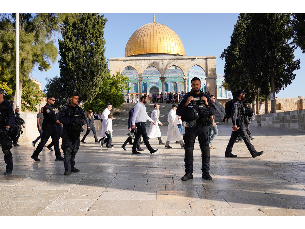 عشرات المستوطنين يجددون اقتحامهم لباحات المسجد الأقصى