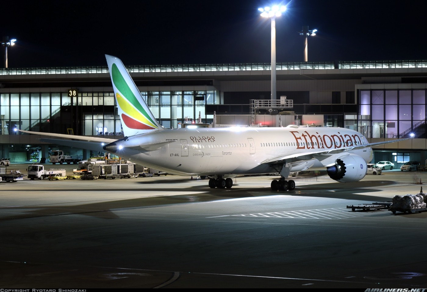 أمن مطار رفيق الحريري في بيروت يوقف طائرة تحمل عبارة "تل أبيب"