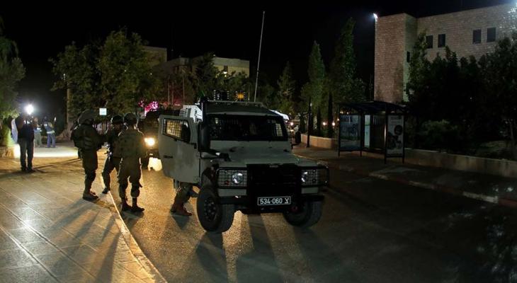 العدو الصهيوني يقتحم منازل عدد من المحررين بالصفقة المحتلة