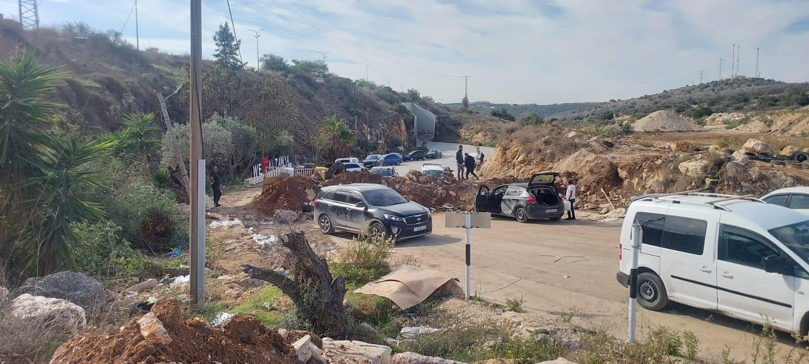 العدو الإسرائيلي يشدد إجراءاته العسكرية شمال وغرب رام الله ويواصل إغلاق بلدة الزاوية غرب سلفيت